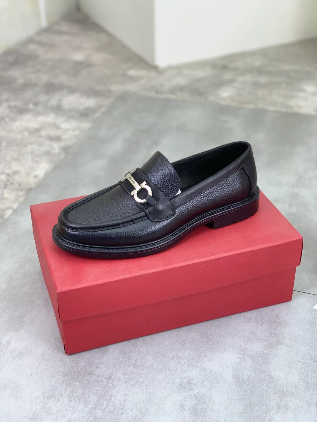 Men's Men's Shoes 💰P540💰[New Style] Water-dyed Niuli 🆘[Salvatore Ferragamo] Ferragamo's latest casual business leather shoes for men! Available at counters simultaneously! The fabric is made of specially imported original calfskin, the lining is made of imported water-dyed cowhide, and the original combination outsole is absolutely luxurious and leads the fashion trend. Matching code: 39-44 (38 45 customized) black optional